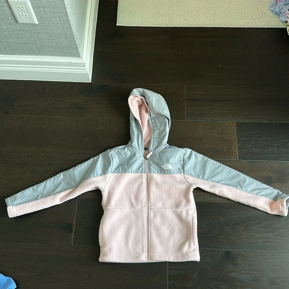 Nearly new North face kids fleece jacket with hood size 7/8 - Picture 2 of 3